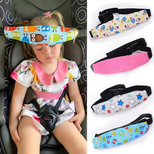 Niña durmiendo en su silla de auto con la banda de apoyo puesta